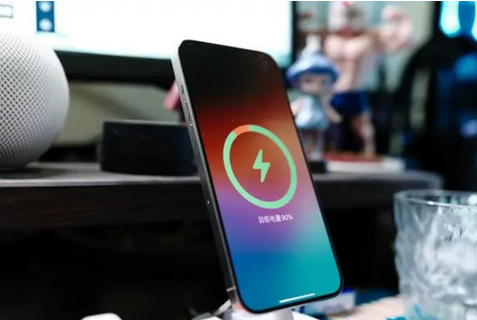 如皋苹果15换屏服务分享用什么充电器给iPhone15充电更好 